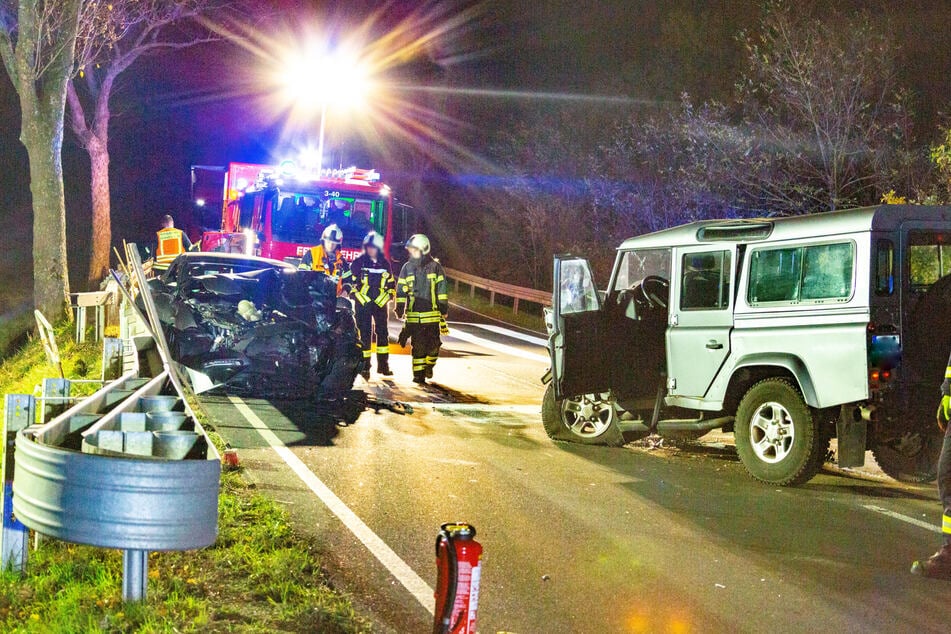 Trümmer auf der B 279: Nach einem riskanten Überholmanöver krachten mehrere Fahrzeuge ineinander - zwei Fahrer wurden verletzt, der Verursacher floh vom Unfallort.