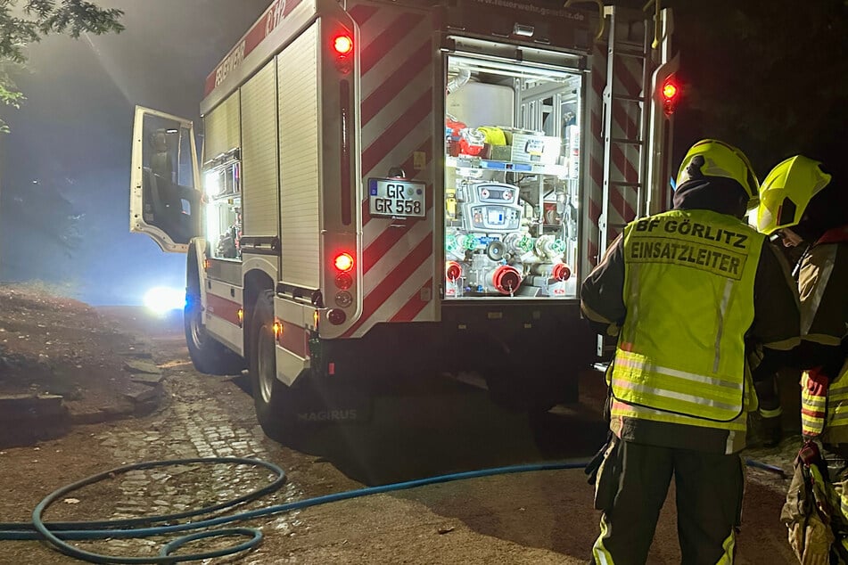 Lagerfeuer mitten im Stadtpark: Mann löst Feuerwehreinsatz aus