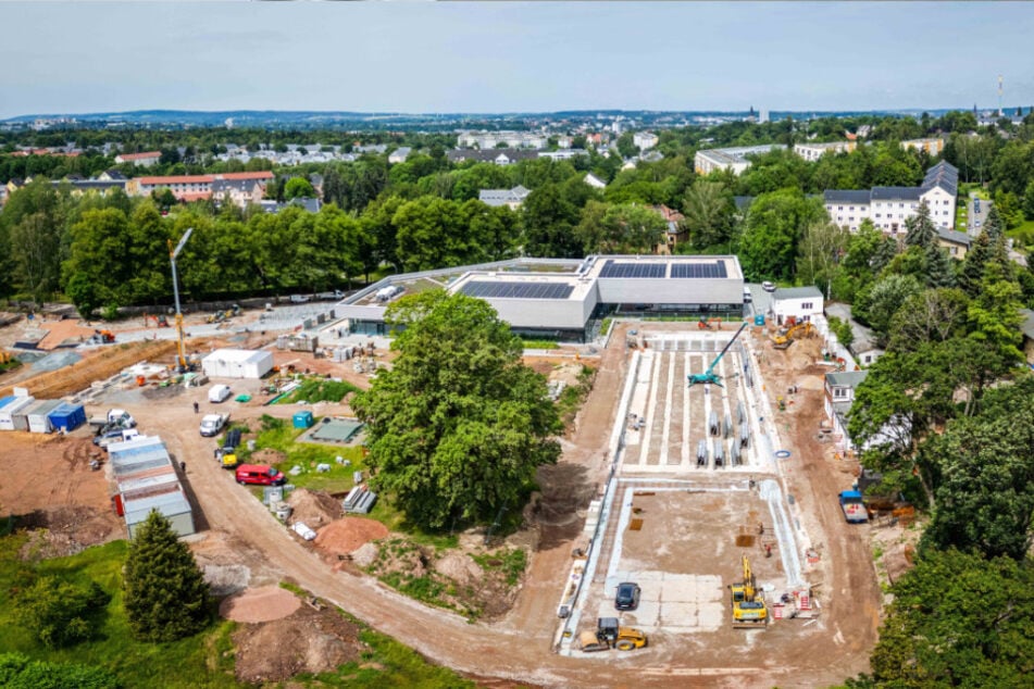 Die Kosten für den Neubau des Schwimmsportkomplexes Bernsdorf liegen insgesamt bei rund 25 Mio. Euro.