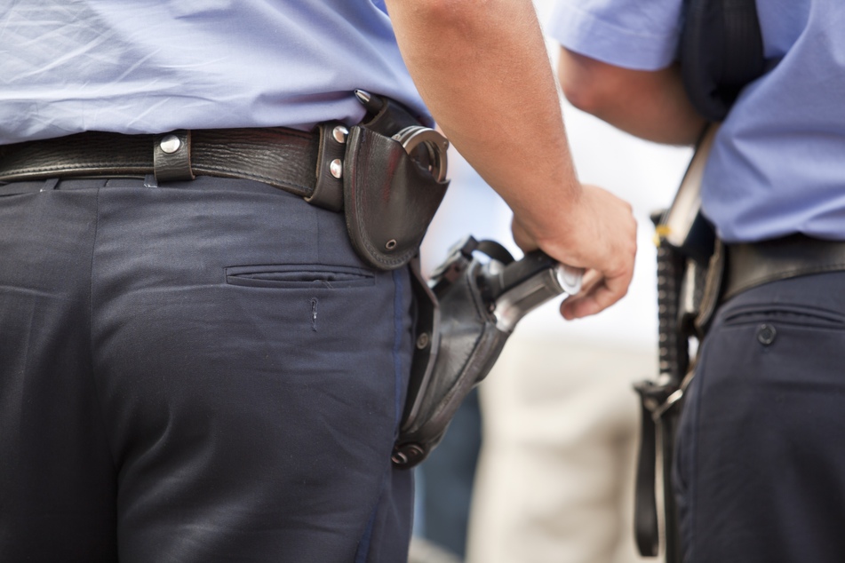 Mit 120 Gästen Geburtstag feiern: Als Polizei anrückt, eskaliert die Situation