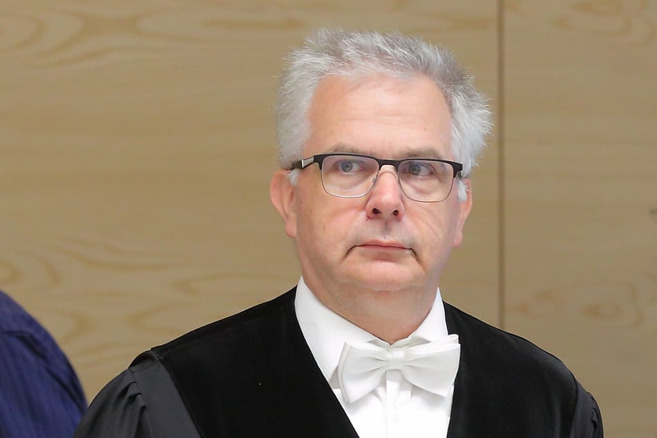 Die Große Strafkammer um Richter Jürgen Scheuring (57) erließ gegen die abwesenden Angeklagten Sitzungshaftbefehle.
