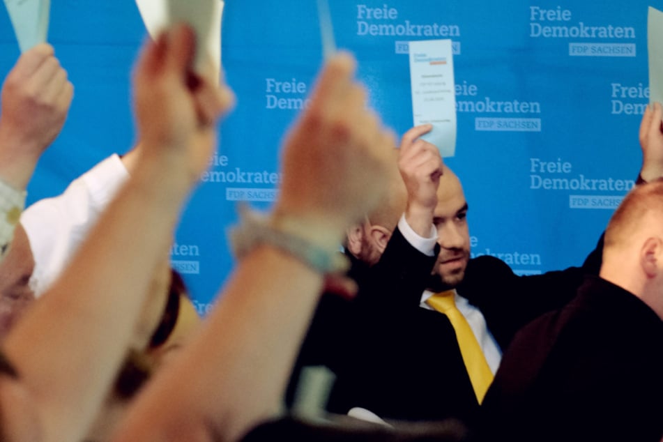 Hände hoch für Steuern runter - Sachsens FDP will sich mit ihrem Lieblingsthema wieder ins Gespräch bringen.