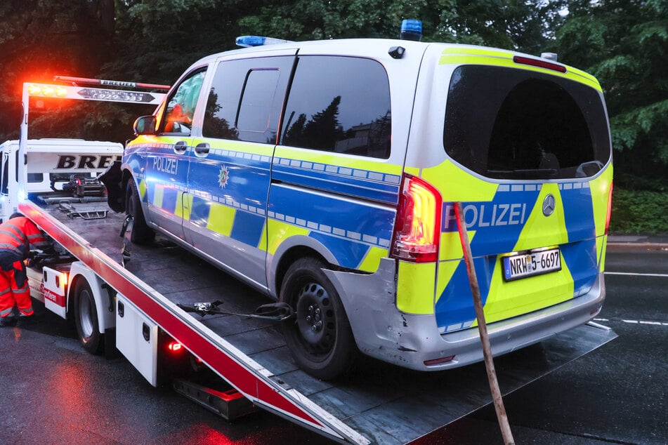Der Streifenwagen musste vom Unfallort abgeschleppt werden.
