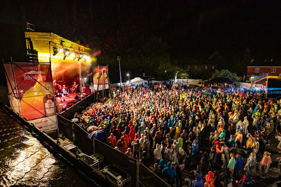 Etwa 1800 Menschen verfolgten das Reim-Konzert trotz Regen.