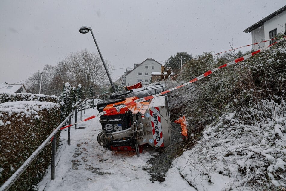 Schneefahrt mit bösem Ende: Der Winterdienst kippte gegen eine Laterne.