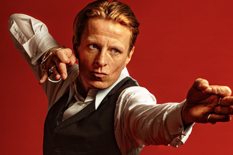 Dresden: Abend für "Heroes": Schauspieler Alexander Scheer singt David Bowie