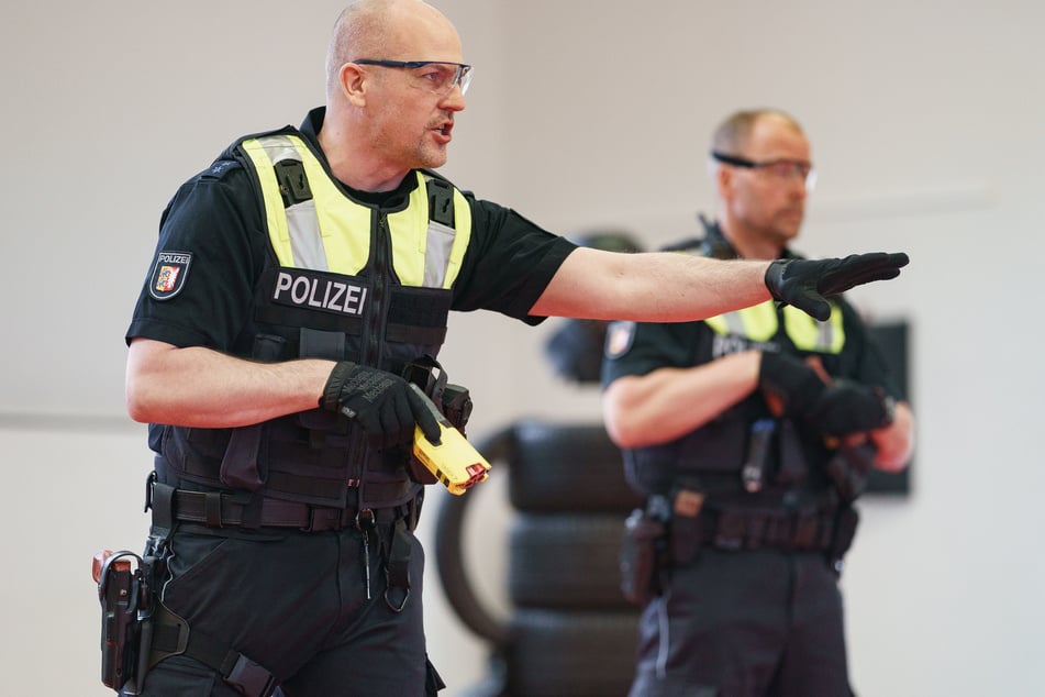 Polizisten der Landespolizei Schleswig-Holstein mit dem "Taser 7" im Frühjahr 2022 bei der Vorstellung des Gerätes im Rahmen eines Pilotprojekts.