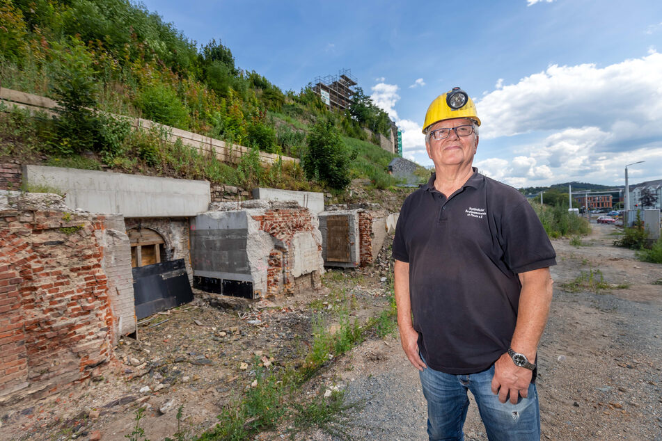 Gert Müller (73) vom Vogtländischen Bergknappenverein zu Plauen steht auf auf der Baustelle unterhalb des Schlossbergs, wo ein verdächtiges Objekt gefunden wurde.