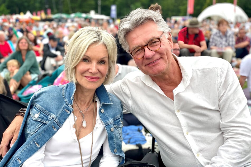 Die 70 Jahre sind Ex-MDR-Moderator Peter Escher nicht anzusehen. Vergnügt nimmt er seine Frau Ulrike in den Arm.