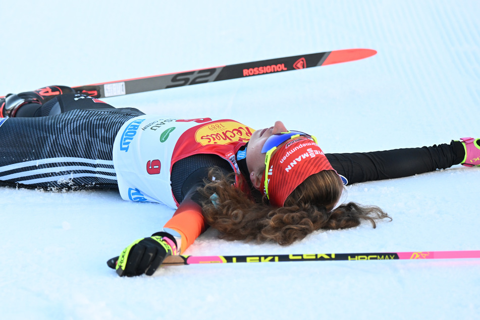 Völlig erschöpft: Deutschlands Spitzenläuferin Nathalie Armbruster (17) im Ziel.