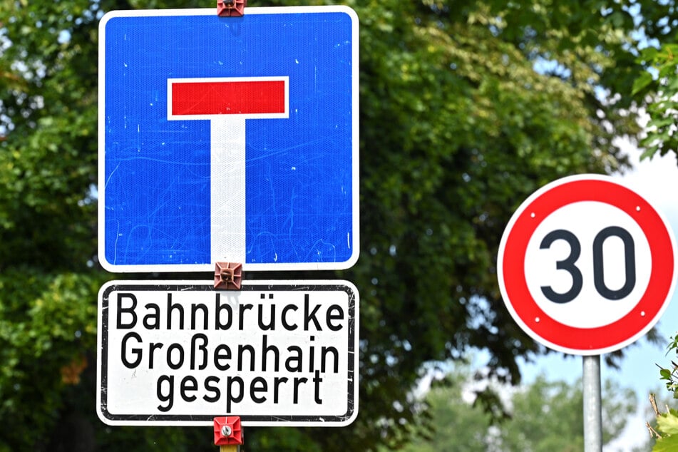 Wegen der Bauarbeiten an der Bahnbrücke Großenhain endet die Straße in einer Sackgasse. Hier ist Tempo 30 angesagt.