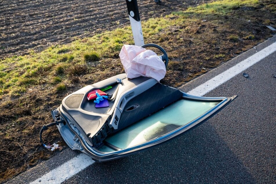 Die Tür und das Lenkrad des Autos mussten abgetrennt werden.