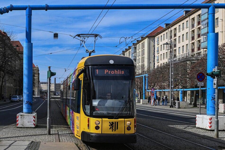 Die blauen Rohre führen über Stock, Stein und Bahn durchs Stadtzentrum. Wasser fließt keines mehr durch.