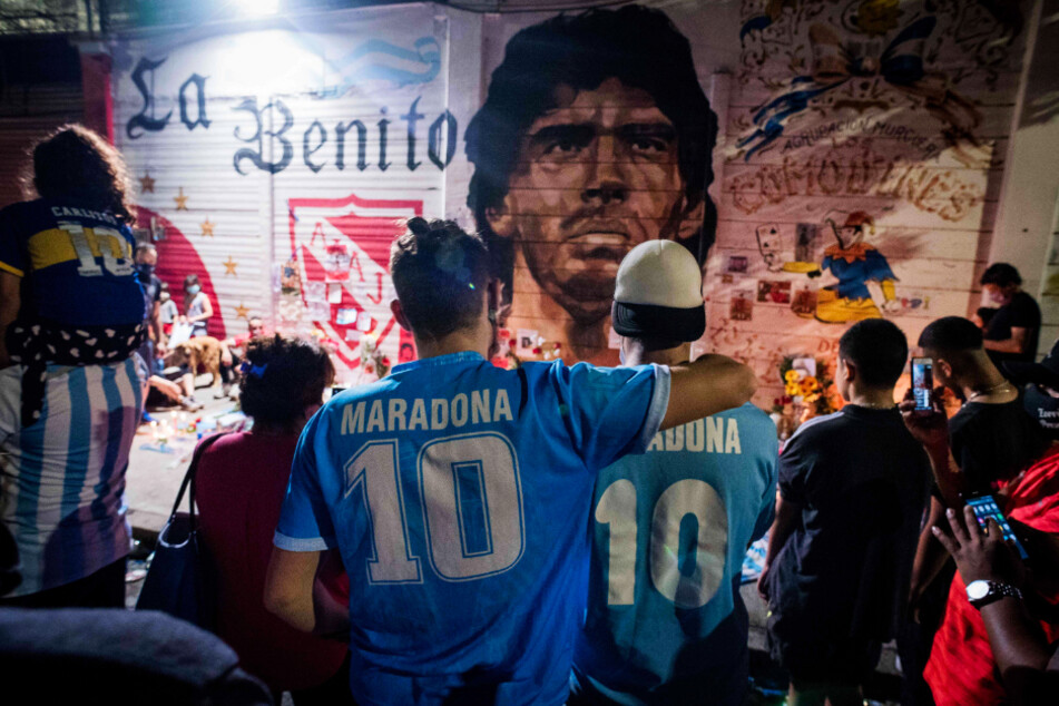In Buenos Aires trauerten die Menschen trotz der Corona-Pandemie gemeinsam um "ihren" Diego Armando Maradona.