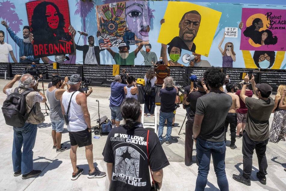 George Floyd mural vandalized outside Laugh Factory in Hollywood