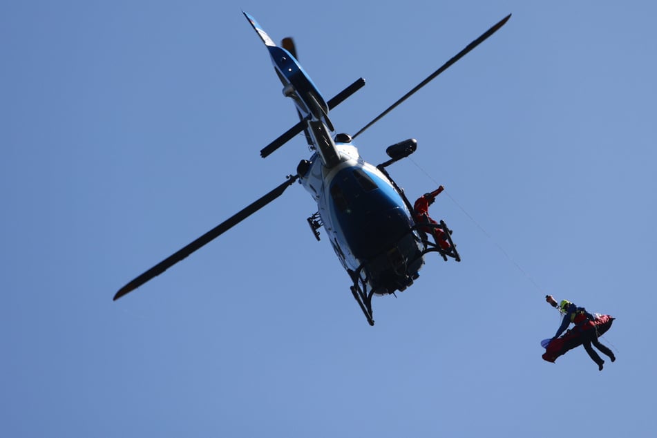 Bergwacht und Polizei bargen den Leichnam mit einem Hubschrauber. (Symbolbild)