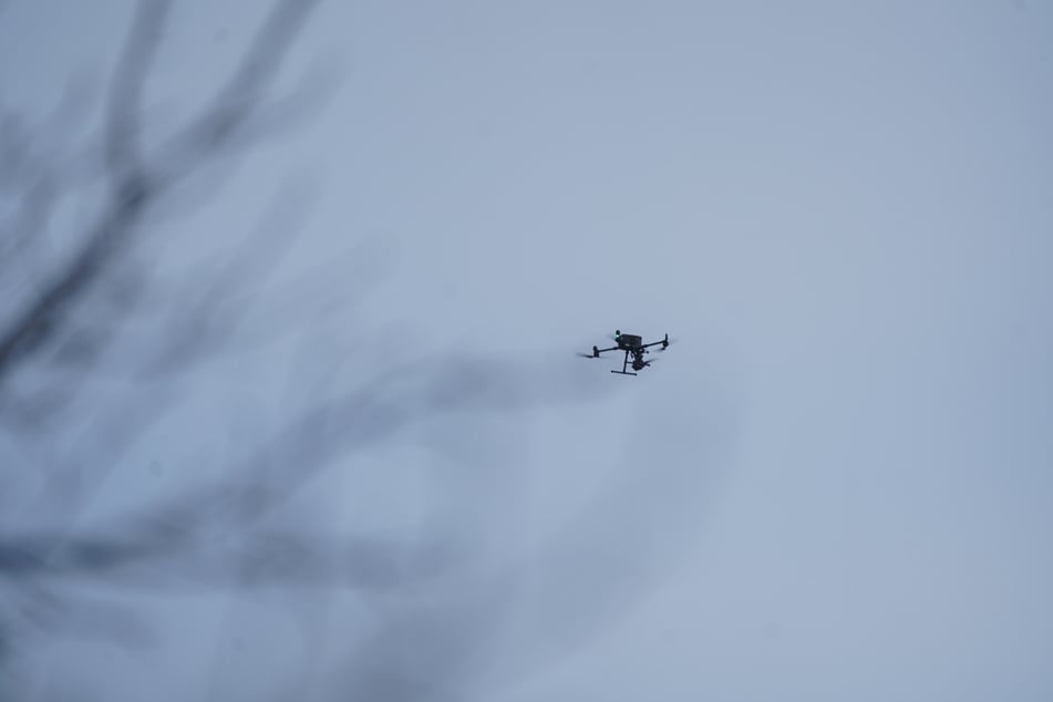 Am Montag überflogen Einsatzkräfte den Teich bereits mit einer Drohne, um die Tierkadaver ausfindig zu machen. Am Dienstag sollen die Überreste entfernt werden.
