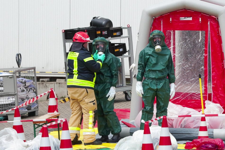 Vor dem Gebäude des betroffenen Unternehmens bereiteten sich die Rettungskräfte auf den Chemie-Einsatz vor.