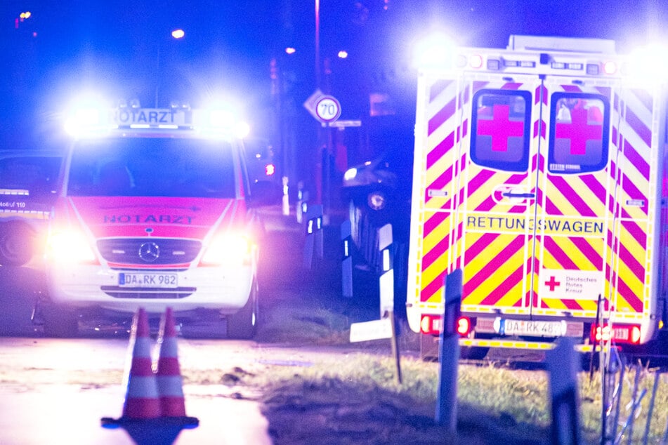 Zahlreiche Kräfte von Rettungsdienst, Polizei und Feuerwehr kamen wegen des Unfalls in Südhessen zum Einsatz.