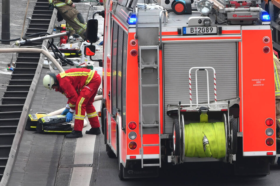 Der Rettungsdienst musste am Montagabend vorsorglich sechs Personen nach einem Crash auf der Berliner Stadtautobahn ins Krankenhaus bringen. (Symbolfoto)