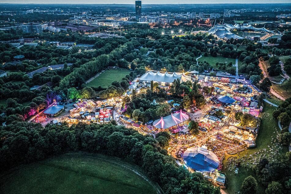 Essensstände, Kunsthandwerk und viele kostenlose Shows erwarten die Besucher des Tollwood Festivals im Olympiapark.