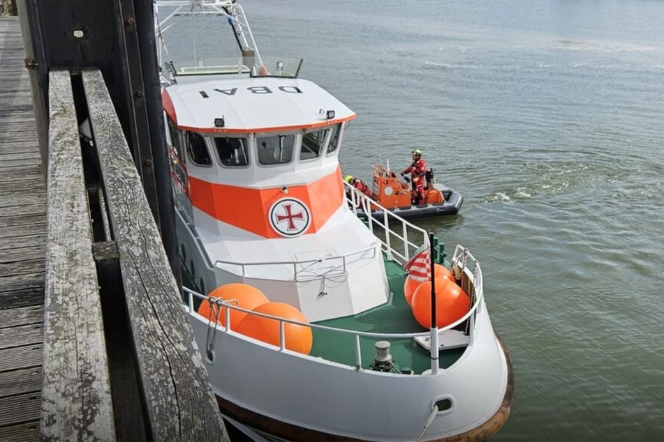Mit dem Arbeitsboot "NIS PUK" des Seenotrettungskreuzers "THEODOR STORM" haben die Seenotretter das Reh befreit.