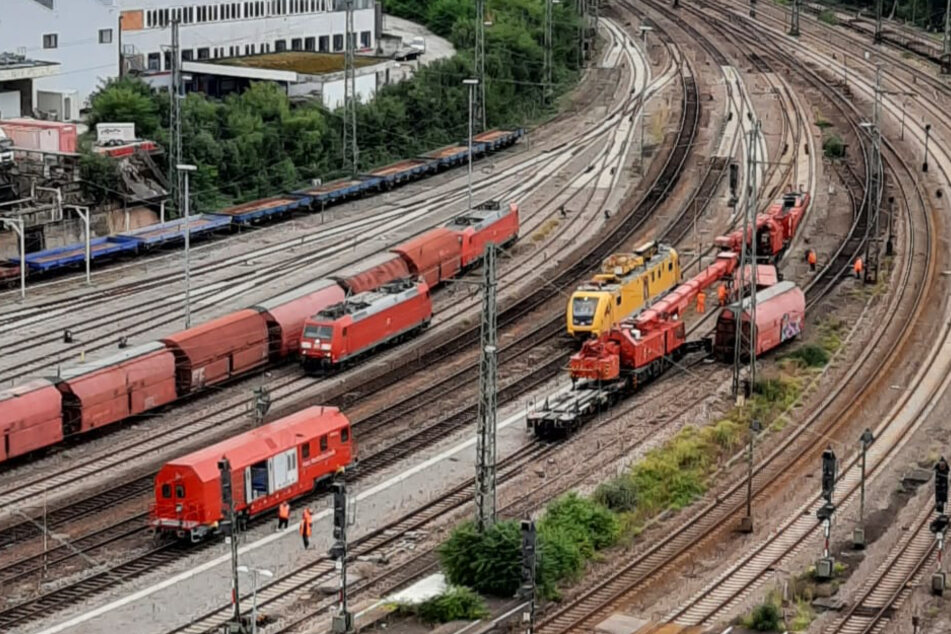 Ein Blick auf die entgleisten Waggons.
