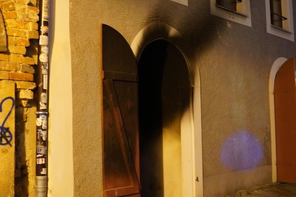 An der Fassade des Gebäudes sind deutliche Russpuren zu sehen.