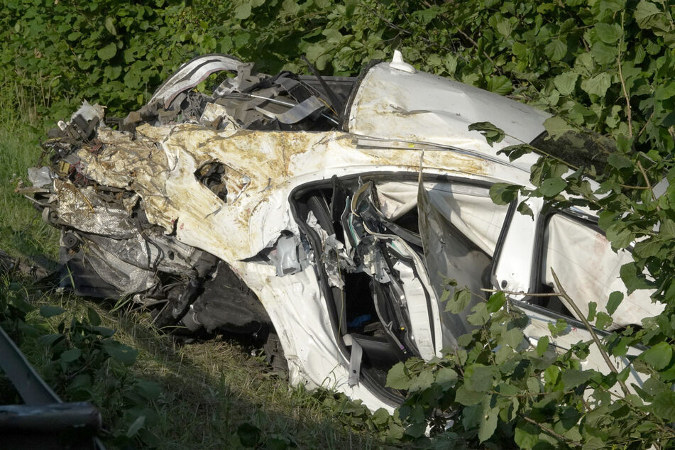 Nur noch ein Wrack: Ein Mercedes kam am Sonntagmorgen von der A4 bei Siebenlehn ab und krachte gegen einen Baum.