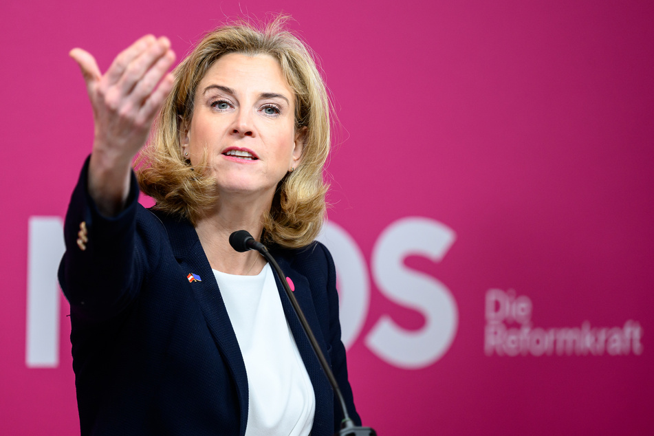 La líder del partido Neos, Beate Meinl-Reisinger (46), aseguró al ÖVP y al SPÖ el apoyo de su partido en el Parlamento en algunos puntos.