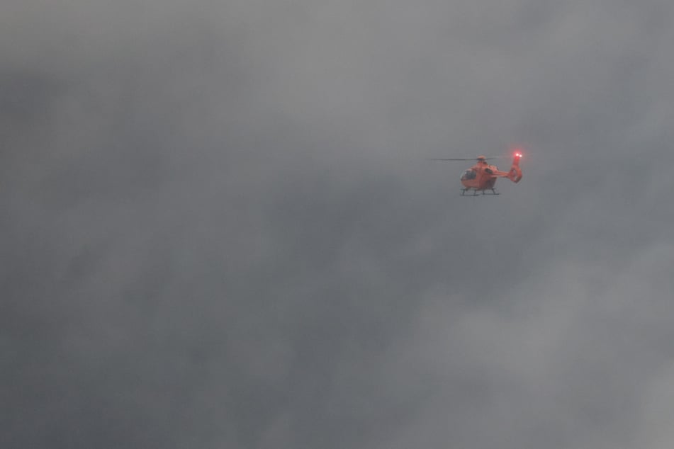 Bei dichtem Nebel fliegt der Rettungshubschrauber zur Unglücksstelle.