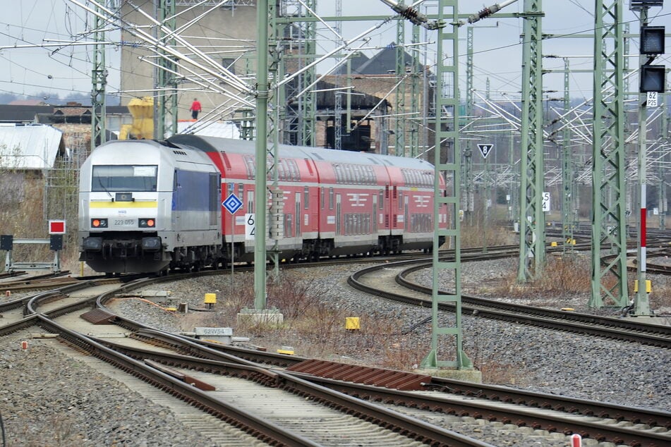 Der RE6 verlässt mit Doppelstockwagen und Diesel-Lok den Chemnitzer Hauptbahnhof Richtung Leipzig - Sinnbild für die bis heute fehlende Elektrifizierung der Strecke.