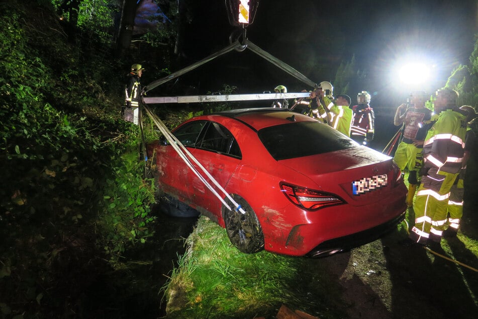 Der Mercedes wurde mit einem Autokran aus dem Floßgraben gehoben. Die Bergungsarbeiten waren am Freitag gegen 0.20 Uhr beendet.