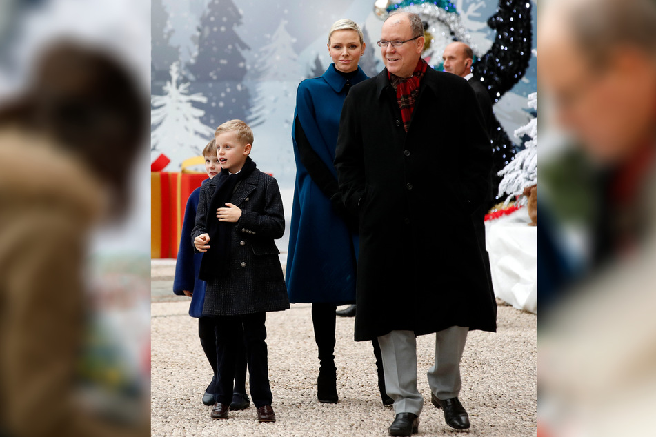 Fürst Albert II. (64) mit Fürstin Charlène (44) und ihren zwei Kindern Gabriella und Jaques (beide 6) bei der offiziellen Einweihung des Weihnachtsbaumes im Palast.