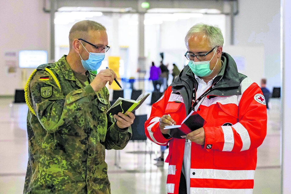 Bundeswehr und DRK arbeiten im Impfzentrum Hand in Hand.