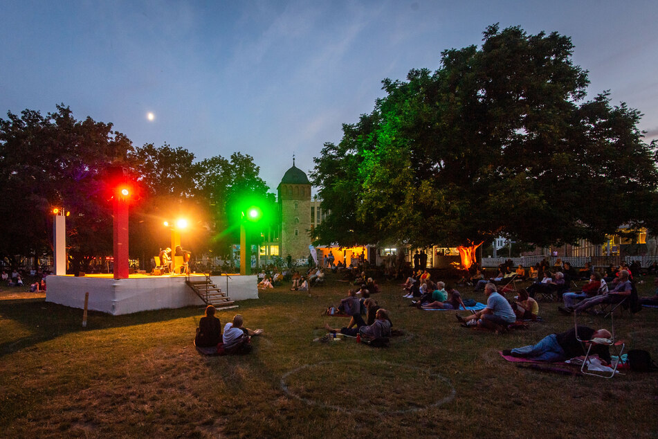 Abends vorm Roten Turm: Der Parksommer ist auch diesen Sommer gut besucht.