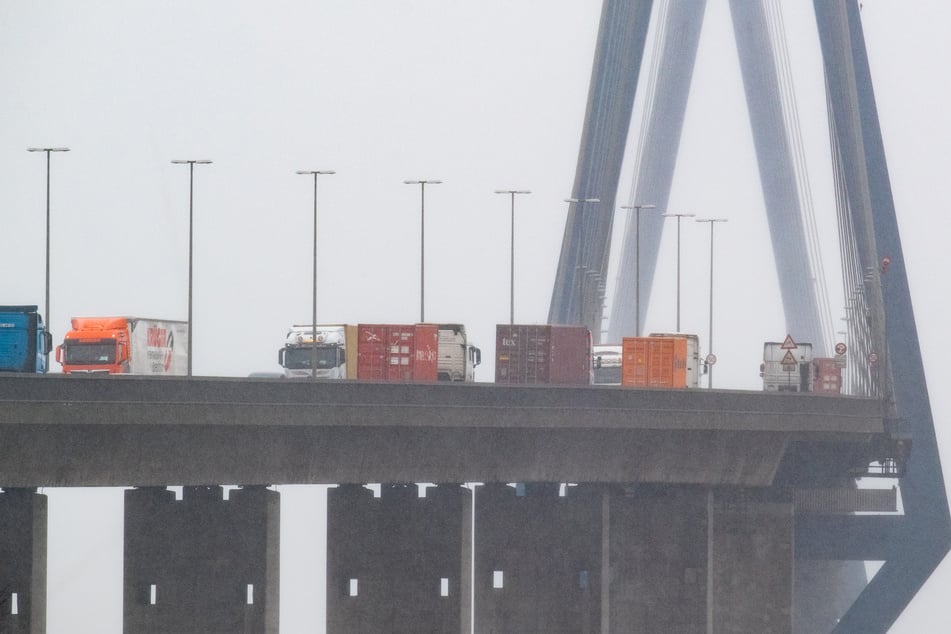 Hamburg Polizei Einsatz An Der Autobahn Aktivisten Ketten Sich An Kohlbrandbrucke Fest Tag24