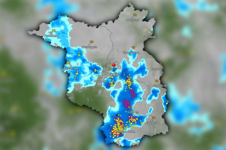 Am Dienstag werden für Berlin und Brandenburg Schauer und Gewitter vorhergesagt. Die gelben Punkte zeigen die erwartete Häufigkeit von Blitzen an.