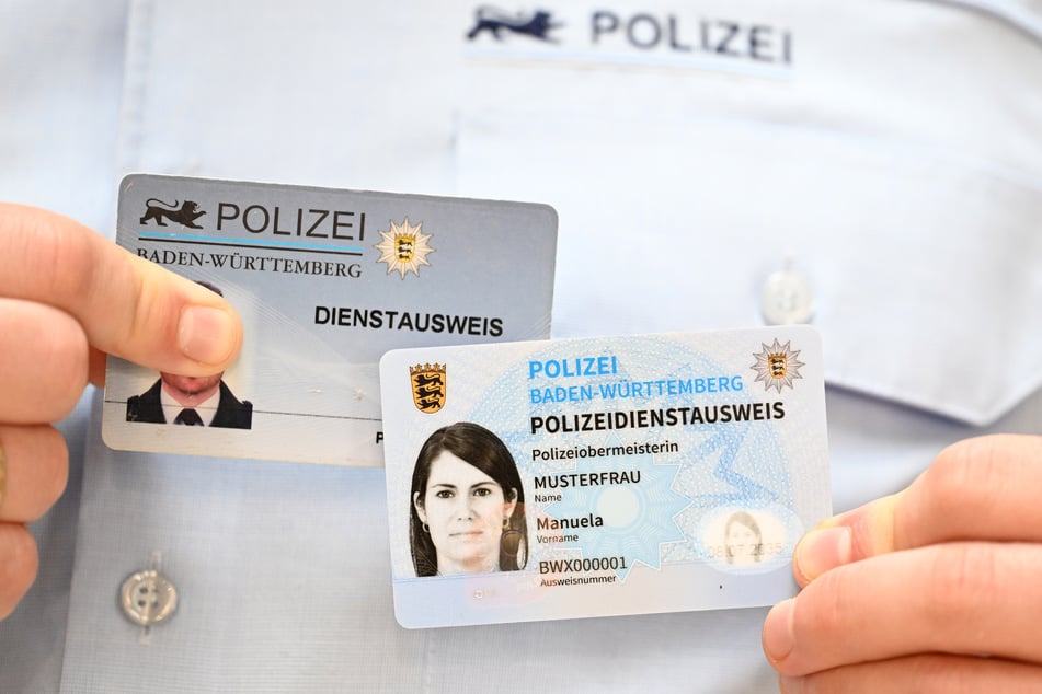 Ein echter Beamter kann sich mit seinem Dienstausweis ausweisen. Es gibt derzeit zwei gültige Versionen.