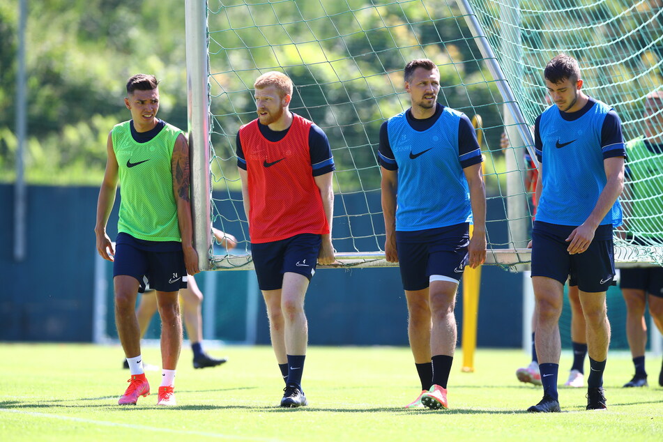 Vor einem Monat beim Trainingsauftakt war Fabian Kalig (2.v.l.) noch optimistisch, dass es für ihn als Fußball-Profi weitergeht. Derzeit sieht es eher schlecht aus.