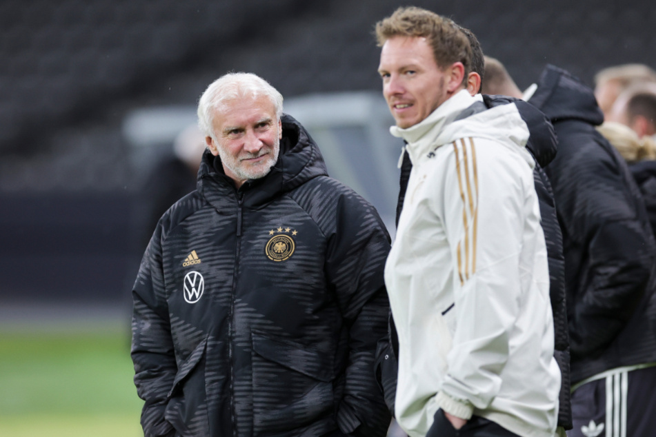 Auch Rudi Völler (63, l.) und Julian Nagelsmann (36) werden ab 18 Uhr erfahren, auf wen sie die DFB-Elf bis Sommer 2024 vorbereiten müssen.