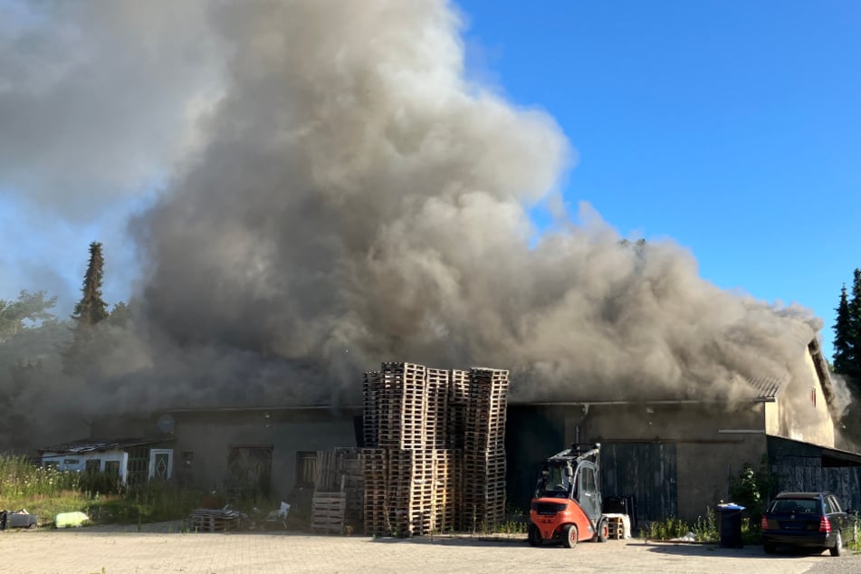 Schon beim Eintreffen der Feuerwehr stand die Halle lichterloh in Flammen. Der Brand sorgte für einen Schaden in sechsstelliger Höhe.