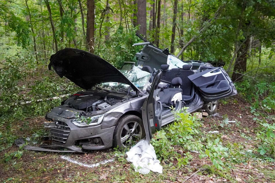 Ein Audi A4 überschlug sich. Die Feuerwehr schnitt das Verdeck ab, um eine Fahrerin (48) aus dem Auto zu befreien.