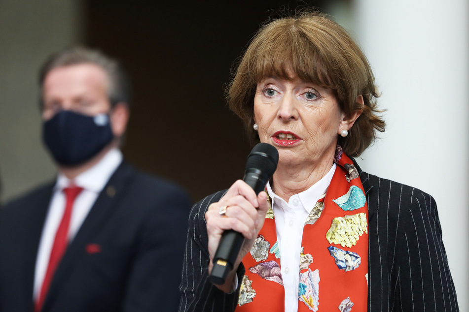 Kölns Oberbürgermeisterin Henriette Reker (64, parteilos) ist zwar selbst traurig, dass der Karneval ausfällt, appellierte trotzdem erneut an Karnevalisten, zu Hause zu bleiben.