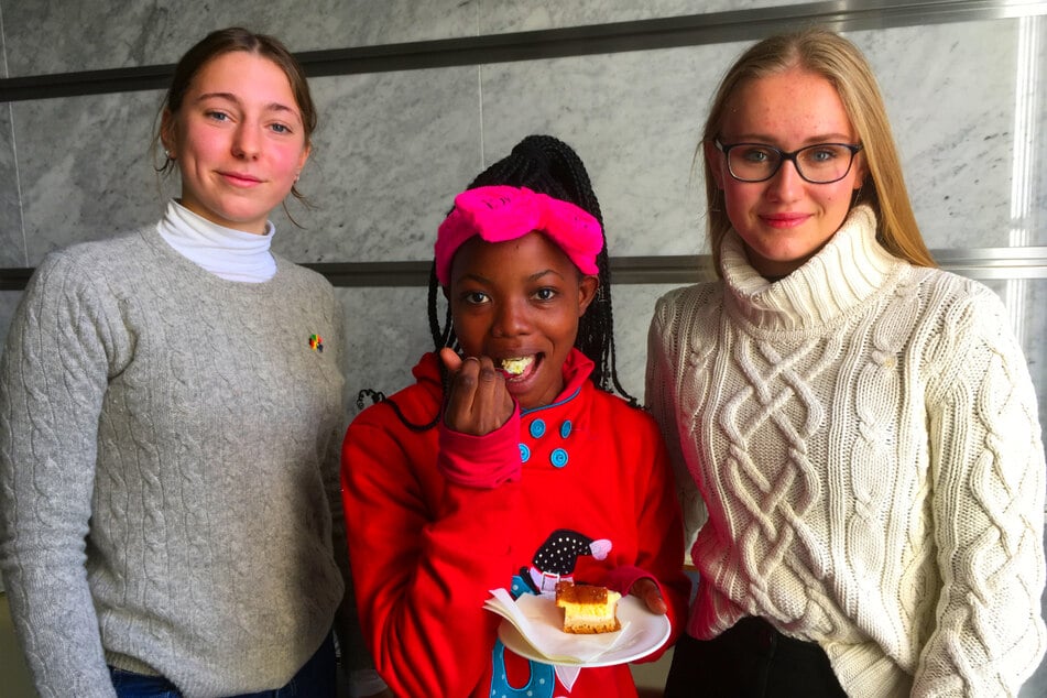 Fortune Manzo Mbe (16, M.) findet die Dresdner Eierschecke sehr lecker. Sie hat in Alma Thomas (16, l.) und Elisabeth Glauche (17) gute Freundinnen gefunden.