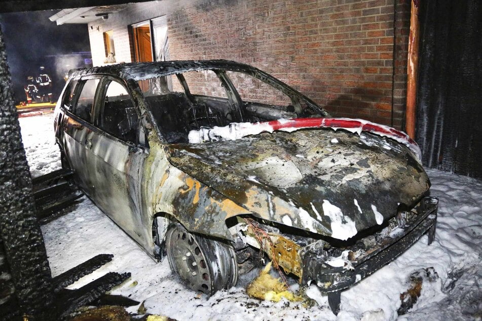 Autos brennen in Carports, Flammen greifen auf Wohnhaus über