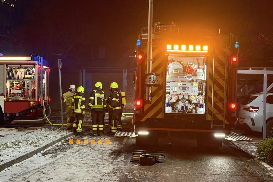 Dutzende Bewohner mussten aus den Wohnhäusern gerettet werden - dabei wurde niemand schwer verletzt.