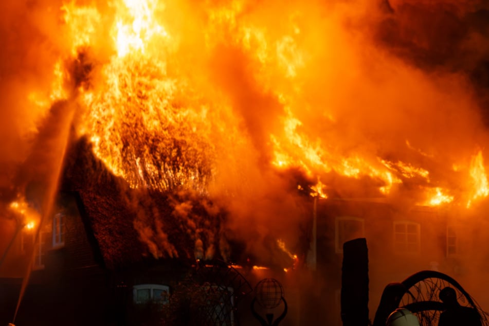 Nach einem Blitzeinschlag in ein Reetdachhaus in Rabenholz entwickelte sich am Samstagabend ein Flammen-Inferno.