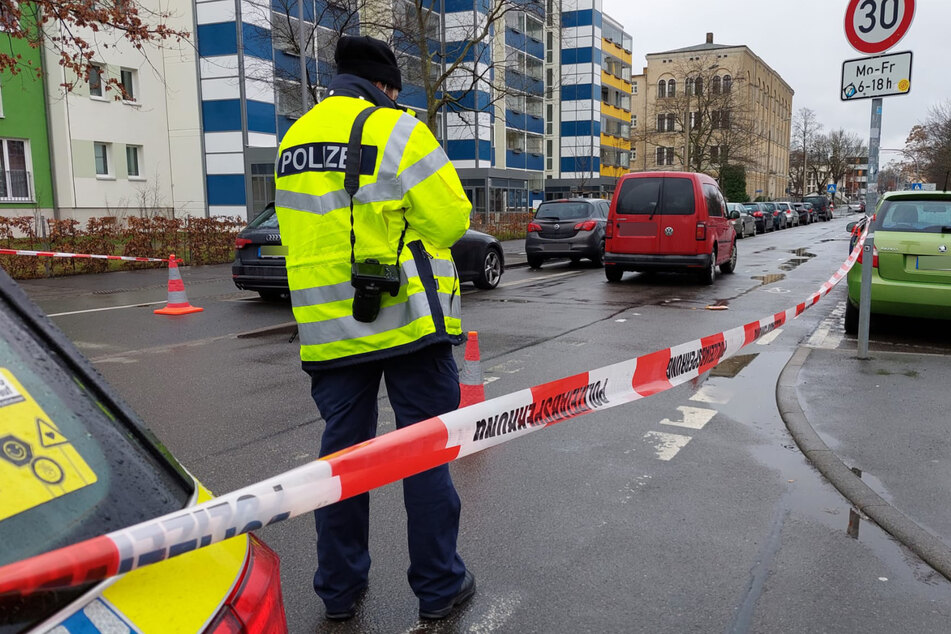 Die Polizei sperrte die Unfallstelle in der Sternwartenstraße ab.