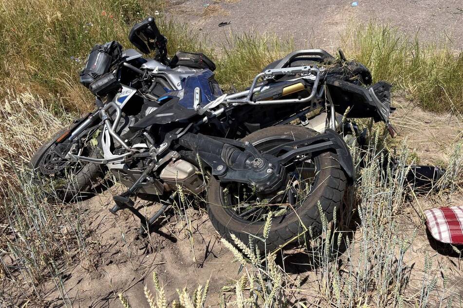 Das Motorrad landete in einem Straßengraben, der Fahrer stürzte herunter.